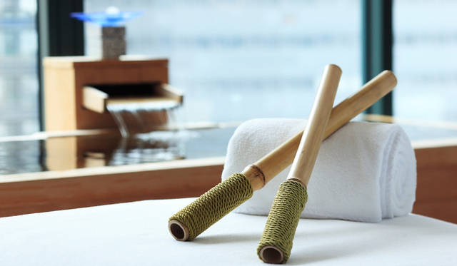 CONRAD TOKYO｜コンラッド 東京「水月スパ」　檜のバスタブとインテリアは水面に浮かぶ月をイメージ