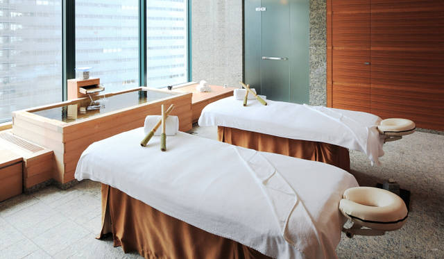 CONRAD TOKYO｜コンラッド 東京「水月スパ」　ビルと空を借景にしたモダンなトリートメントルーム