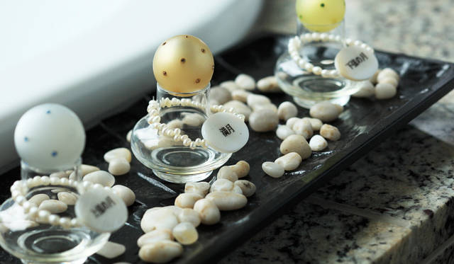 CONRAD TOKYO｜コンラッド 東京「水月スパ」　上弦、満月、下弦と、時期と体調に合ったオイルを使用