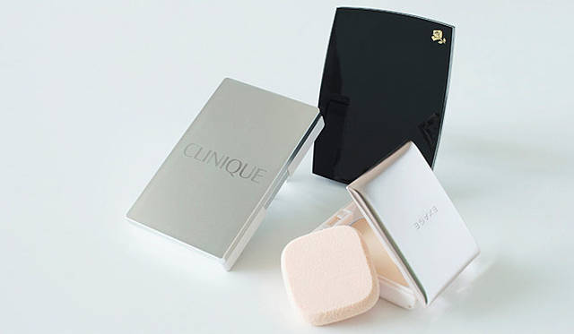 小林ひろ美の2009年秋冬ビューティトレンド「ファンデーション編」<br>左から、クリニーク「パーフェクトリー リアル ラディアント スキン コンパクト メークアップ 29」、ランコム「フォトジェニック ルメッセンス コンパクト」、アルビオン「エクサージュ プライマル シフォン」