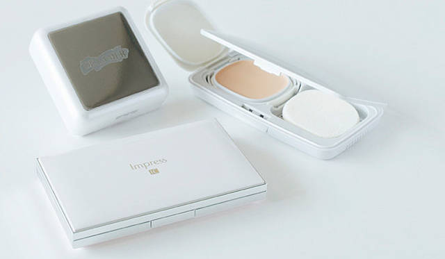小林ひろ美の2009年秋冬ビューティトレンド「ファンデーション編」<br>前：インプレス「インプレス IC リバイタライジングモイスチャーパクト」、奥左：ドゥ・ラ・メール「ザ・トリートメント パウダー ファンデーション」、奥右：イプサ「ピュアプロテクト リキッドコンパクト」