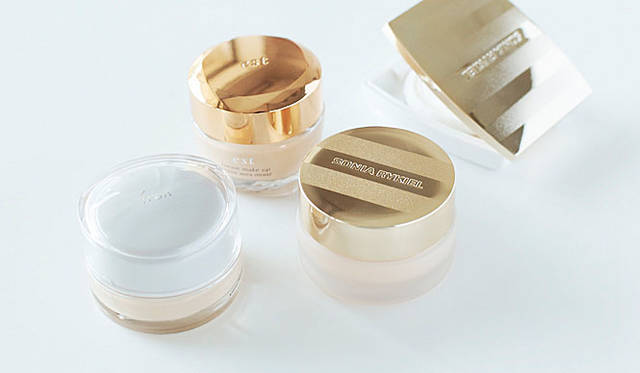 小林ひろ美の2009年秋冬ビューティトレンド「ファンデーション編」<br>左から、イプサ「ピュアプロテクト クリームファウンデイション」、エスト「クリームメイクアップ アクティブオーラ モイスト」、ソニア リキエル「ソワン タント イドラタン」、同「プードゥル シュブリム」（フェースパウダー）