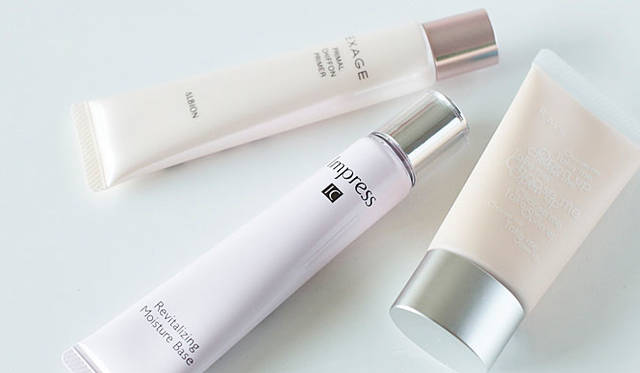 小林ひろ美の2009年秋冬ビューティトレンド「ファンデーション編」<br>奥から、アルビオン エクサージュ「プライマル シフォン プライマー」、インプレス「インプレス IC リバイタライジングモイスチャーベース」、RMK「クリーミィ ポリッシュト ベース」