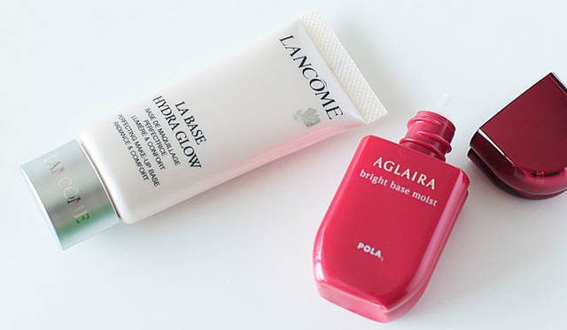 小林ひろ美の2009年秋冬ビューティトレンド「ファンデーション編」<br>左から、ランコム「ラ バーズ イドラグロー」、ポーラ「アグレーラ ブライトベース モイスト」