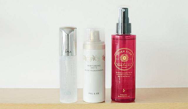 小林ひろ美の2009年秋冬ビューティトレンド「ファンデーション編」<br>左から、イプサ「ザタイムリセット マイクロミスト」、ポール＆ジョー「モイスチュアライジング ミスト N」、セブンフロー「ビューティーフルーツ ミスト」