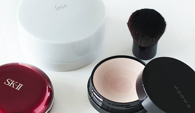 小林ひろ美の2009年秋冬ビューティトレンド「ファンデーション編」<br>左から、SK-II「スキン シグネチャー クリームイン ファンデーション」、イプサ「ピュアルースパウダー」、SUQQU「ポリッシュ フェイスカラー」（限定発売品）