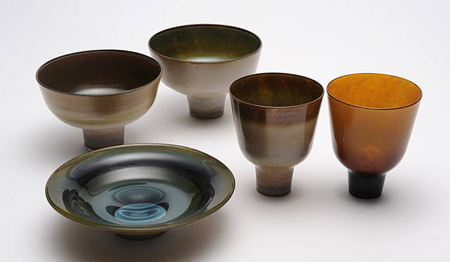 リビング・モティーフ│「fresco ～融けあう吹きガラスの色彩」展<br><b>1.9M（イッテン9エム）</b>　1.9メートルという意味から名づけられた1.9M。石庭で有名な京都竜安寺の土塀の高さを表している。庭を設計した人物が庭そのものを「器」と捉え、周りの環境とその内側との関係性に配慮した、というアイデアをガラスに映した作品。土塀を思わせる模様も特徴的。グラス5040円、ボウル5670円、プレート5775円～