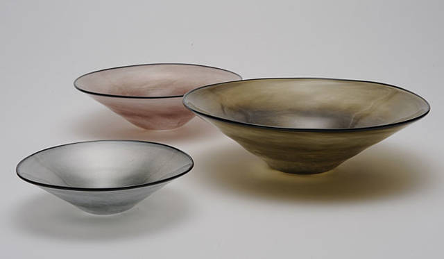 リビング・モティーフ│「fresco ～融けあう吹きガラスの色彩」展<br><b>kasumi（カスミ）</b>　その名のとおり「霞」を表現。湿度を含んだベールのような空気のなか、遠い距離の対象物を見たときに意識した自分と対象の間に介在する「何か」。この空気を含んだ「何か」を表現した作品。ボウル3885円～1万1550円