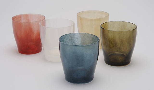 リビング・モティーフ│「fresco ～融けあう吹きガラスの色彩」展<br><b>solito（ソリト）</b>　frescoで展開する初めての型吹きガラス。着色方法にfrescoが得意とする色ガラスのパウダーを使うことで個体に表情を与えている。その名の通り「solito」はイタリア語で「いつもの」という意味。カジュアルな日常のグラスとしてデザインされた作品。グラス2520円