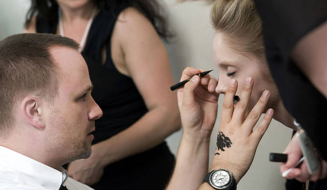 CHANEL│2009-10 Fall Winter CHANEL Haute Couture Show Backstage Makeup Peter Philips © CHANEL 2009