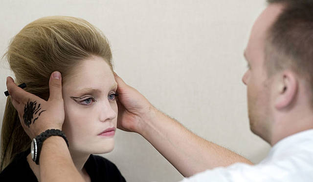 CHANEL│2009-10 Fall Winter CHANEL Haute Couture Show Backstage Makeup Peter Philips © CHANEL 2009