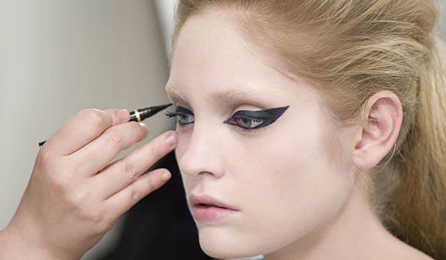 CHANEL│2009-10 Fall Winter CHANEL Haute Couture Show Backstage Makeup Peter Philips © CHANEL 2009