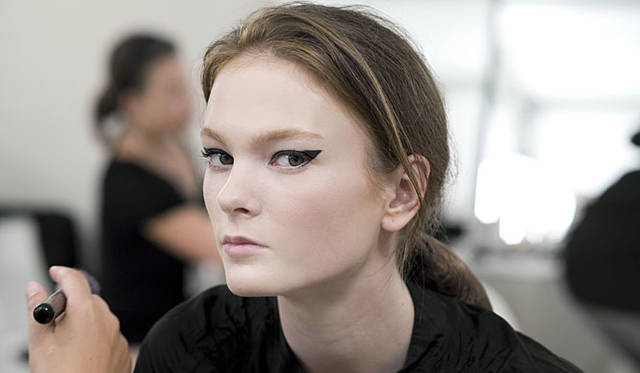 CHANEL│2009-10 Fall Winter CHANEL Haute Couture Show Backstage Makeup Peter Philips © CHANEL 2009