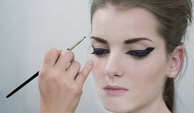 CHANEL│2009-10 Fall Winter CHANEL Haute Couture Show Backstage Makeup Peter Philips © CHANEL 2009