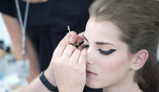 CHANEL│2009-10 Fall Winter CHANEL Haute Couture Show Backstage Makeup Peter Philips © CHANEL 2009