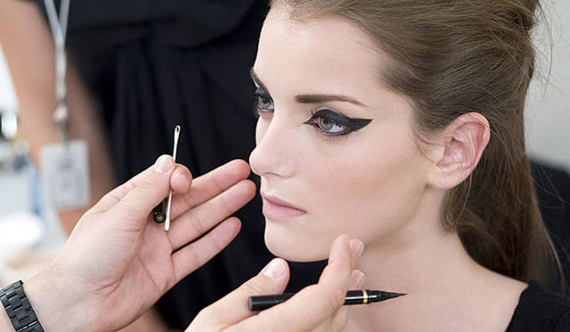 CHANEL│2009-10 Fall Winter CHANEL Haute Couture Show Backstage Makeup Peter Philips © CHANEL 2009