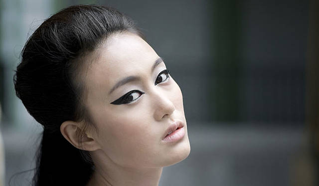 CHANEL│2009-10 Fall Winter CHANEL Haute Couture Show Backstage Makeup Peter Philips © CHANEL 2009