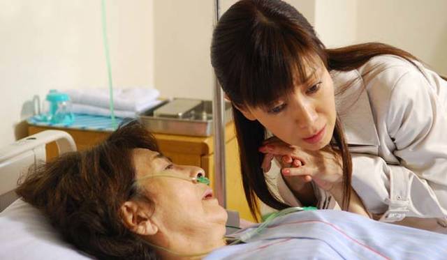 戸田恵子｜WOWOWドラマ『ママは昔パパだった』より