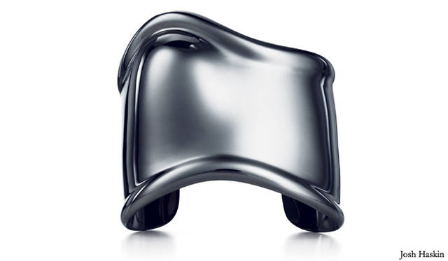 Tiffany & Co.｜ティファニー ／「Elsa Peretti® Bone｜エルサ・ペレッティ® チャコール ボーン カフ ブレスレット（ミディアム・左手用）」 コッパー（銅）、6万4050円