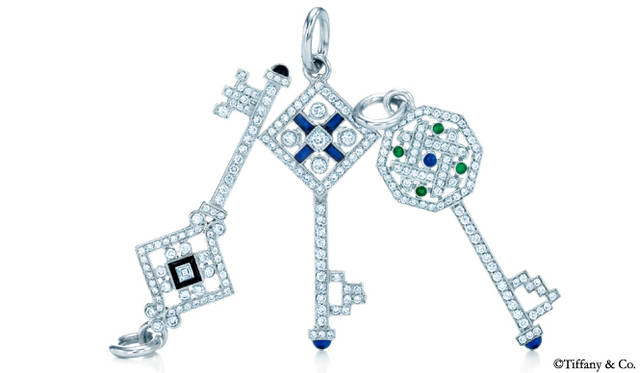 Tiffany & Co.｜ティファニー／左：「フレーム キー｜Frame Key」18KWG×ダイヤモンド×ブラック エナメル フィニッシュ、32万250円／中：「チェッカーボード キー｜Checkerboard Key」18KWG×ダイヤモンド×ブルー エナメル フィニッシュ、32万250円／右：「オクタゴン キー｜Octagon Key」18KWG×ダイヤモンド×ブルー／グリーン エナメル フィニッシュ、32万250円