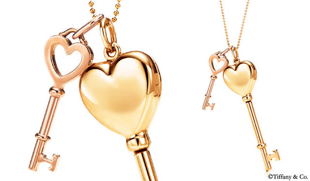 Tiffany & Co.｜ティファニー／左：「ミニ ハート キー｜Mini Heart Key」18KRG、3万5700円／右：「スモール ハート ロケットキー｜Small Heart Locket Key」 14KYG 8万1900円／「スモール ビーズ ペンダント チェーン｜Small Beads Pnedant Chane」18KYG、 2万1525円
