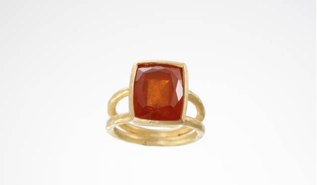 リング｜YG×ガーネット 75万6000円／MALCOLM BETTS