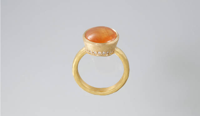 リング｜YG×ガーネット×ダイヤモンド 81万9000円／MALCOLM BETTS