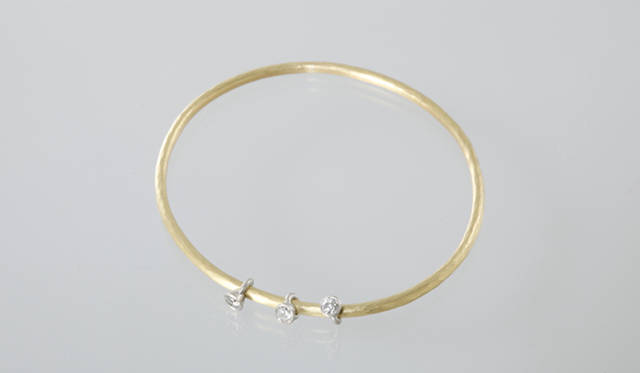 バングル｜YG×ダイヤモンド 39万9000円／MALCOLM BETTS