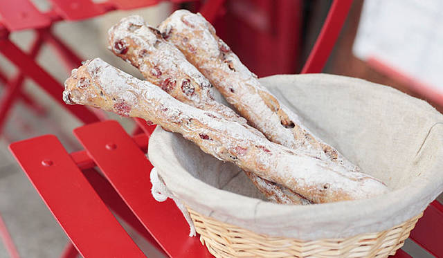 Boule Beurre Boulangerie | 外はパリッ、中はもっちりのリスティック生地で焼き上げる「フリュイ」は、クランベリーとくるみがたっぷり。焼き上がり予定時間11:00と12:30　1本270円