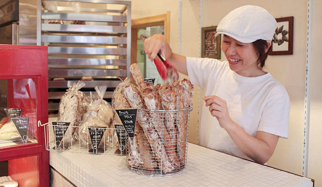 Boule Beurre Boulangerie | 朗らかな笑顔の草野 武シェフの奥さまの尚子さんをはじめ、どのスタッフも、丁寧にパンの説明をしてくれる