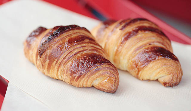 Boule Beurre Boulangerie | 店名の「ぶーる・ぶーる」を冠するクロワッサンは、「丸い」と「バター」のパンという意味。濃い焼き色とバターの香りが香ばしい。焼き上がり予定時間11:00と13:30　1個140円