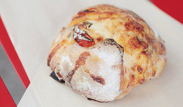Boule Beurre Boulangerie | ドライトマト、フレッシュバジル、チーズの混ぜ込まれた「リスティック・マルゲリータ」は、イタリアンな味わい。焼き上がり予定時間11:00（日替わり）1個320円