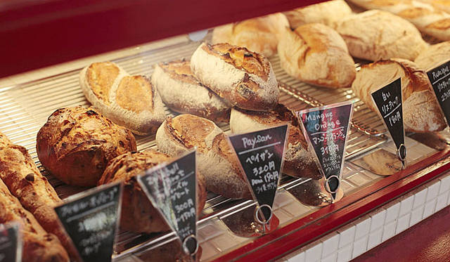 Boule Beurre Boulangerie | パンのディスプレイスペースが限られているため、定番以外は日替わりで様々なパンが並ぶ。その日のメニューは、ブログでチェックしてから出かけよう