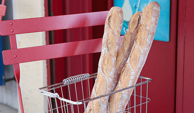 Boule Beurre Boulangerie | 36時間の低温長時間発酵でつくられる「バゲット・ポーリッシュ」。クラストはしっかりと糖分の残ったあめ色で香ばしく、中はしっとりしているのが特長