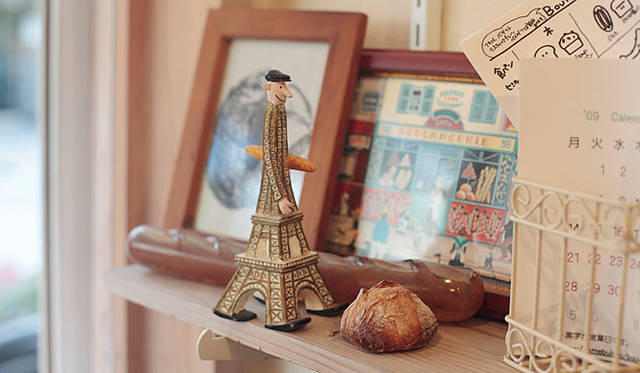 Boule Beurre Boulangerie | 店内のあちこちに、パンやフランスにまつわる小物が飾られている。草野シェフ自らが描いた、パンのイラストも必見