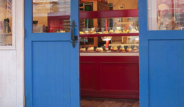 Boule Beurre Boulangerie | 青いドアの内部は、子ども服のお店だったスペースを、ドアだけ塗り替えてそのまま使用。店が拡張された現在でも、お客さんと言葉を交わす、対面販売のスタイルは変わらない