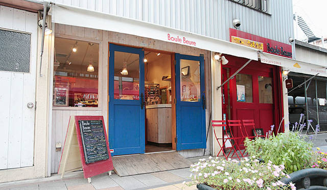 Boule Beurre Boulangerie | オープン当初は赤いドア部分のみの、小さな小さなスペースでスタートした。草野氏が自ら店舗の図面も引いたそうだ