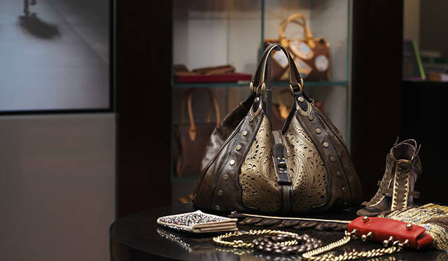 <strong>ETRO│エトロ</strong>　銀座本店限定「ダマスカータ」ショルダー 34万1250円