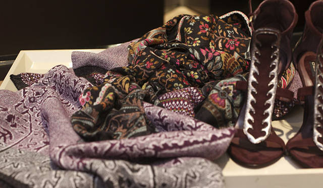 <strong>ETRO│エトロ</strong>　カシミアショール12万1800円（100×200cm）