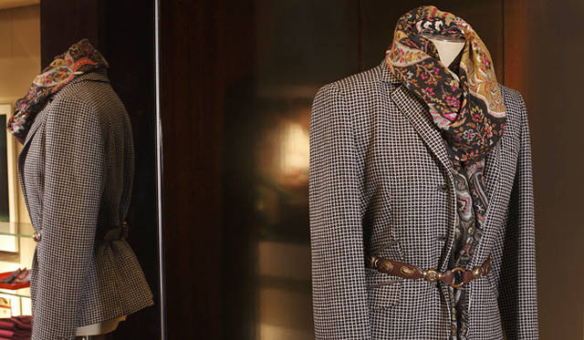 <strong>ETRO│エトロ</strong>　カシミアショールのコーディネイトディスプレイ