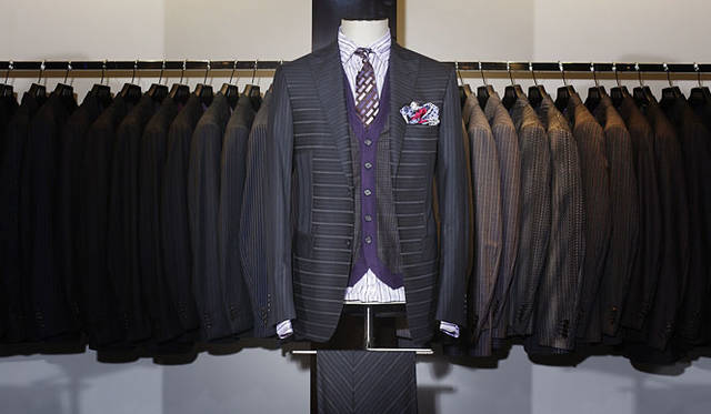 <strong>ETRO│エトロ</strong>　スーツ27万3000円、ベスト10万8000円、シャツ4万8300円、ネクタイ1万9950円、ポケットチーフ1万4700円
