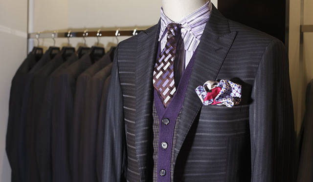 <strong>ETRO│エトロ</strong>　スーツ27万3000円、ベスト10万8000円、シャツ4万8300円、ネクタイ1万9950円、ポケットチーフ1万4700円
