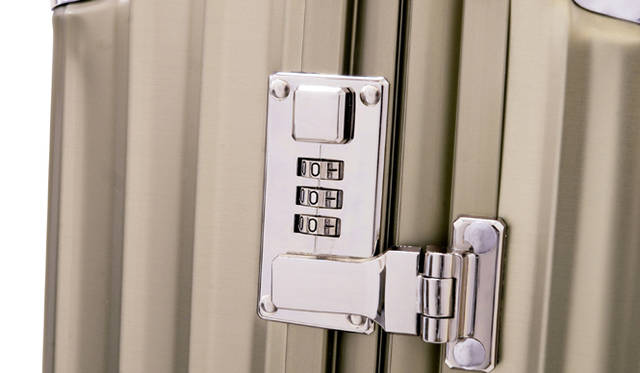 RIMOWA│リモワ 丸の内店 世界限定30個のスペシャルアイテム