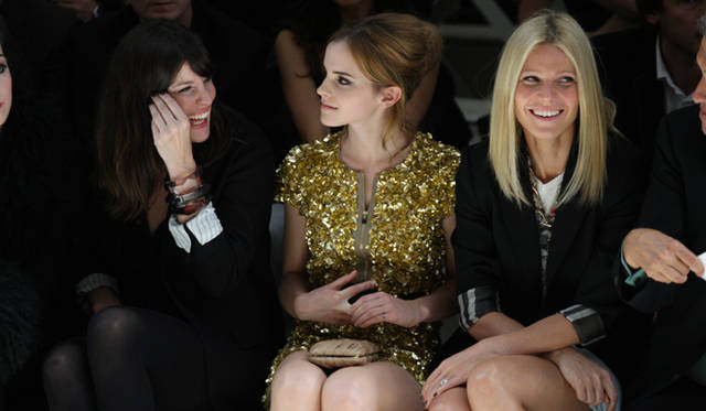 <b>BURBERRY PRORSUM｜バーバリー プローサム</b>　フロントロウには華やかなセレブリティの顔ぶれが。左からリブ・タイラー、エマ・ワトソン、グウィネス・パルトロウ