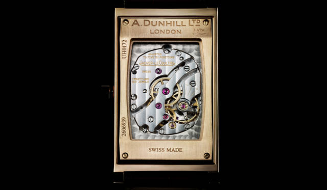 <b>Dunhill／Facet｜ダンヒル／ファセット  「ファセット」の裏面。ジャガー・ルクルト製キャリバー 822搭載。<b>