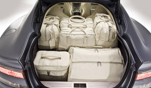 <em>ASTON MARTIN RAPIDE｜アストン・マーティン ラピード</em>