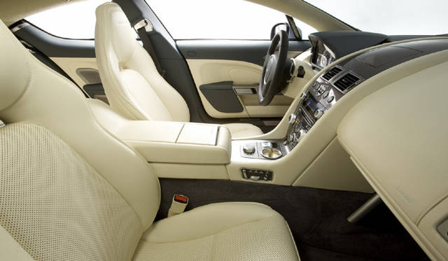 <em>ASTON MARTIN RAPIDE｜アストン・マーティン ラピード</em>