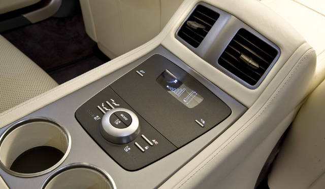 <em>ASTON MARTIN RAPIDE｜アストン・マーティン ラピード</em>