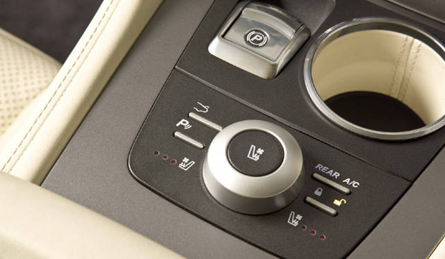 <em>ASTON MARTIN RAPIDE｜アストン・マーティン ラピード</em>