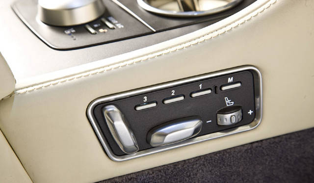 <em>ASTON MARTIN RAPIDE｜アストン・マーティン ラピード</em>